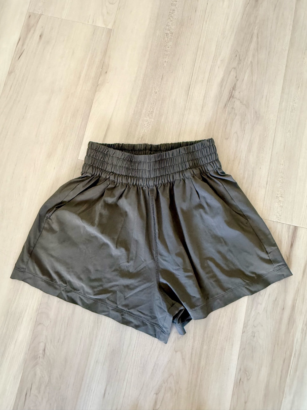 Vuori Villa Shorts in Oregano (green khaki) size XXS